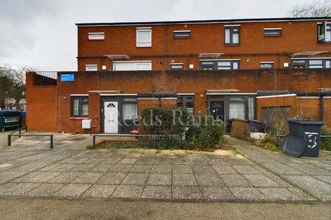 1 Stoneycroft Close, London, SE12 0SN