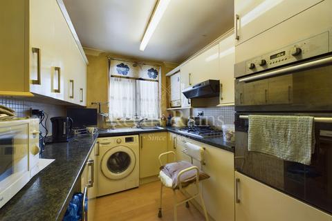 1 Stoneycroft Close, London, SE12 0SN