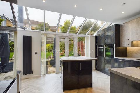 62 Kingfisher Drive, Greenhithe, DA9 9RT