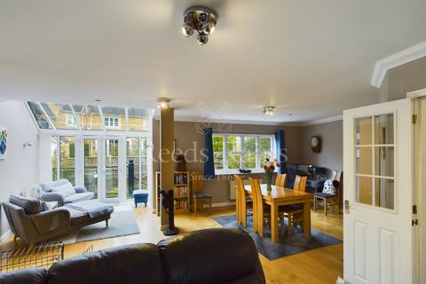 62 Kingfisher Drive, Greenhithe, DA9 9RT