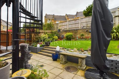 62 Kingfisher Drive, Greenhithe, DA9 9RT