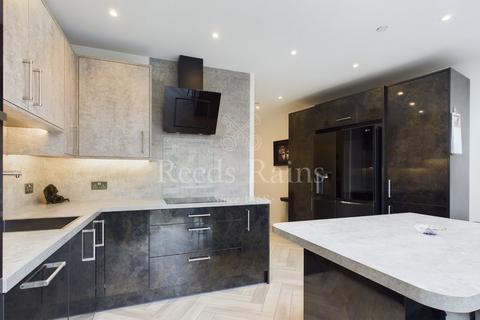 62 Kingfisher Drive, Greenhithe, DA9 9RT