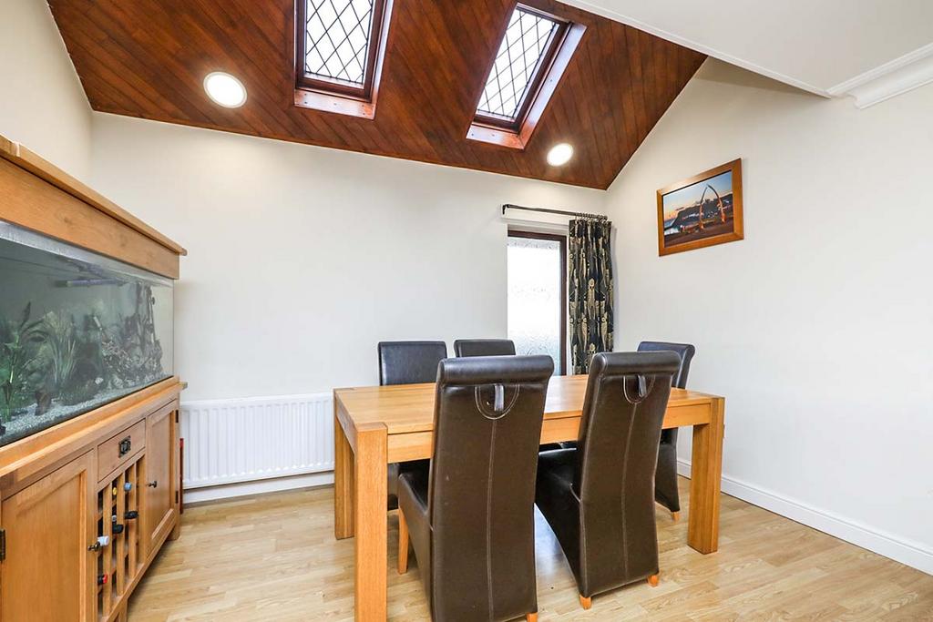 Lounge/Dining Area