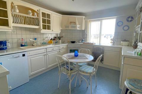 12 Carlton Leas, Folkestone, CT20 2DJ
