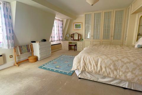 12 Carlton Leas, Folkestone, CT20 2DJ