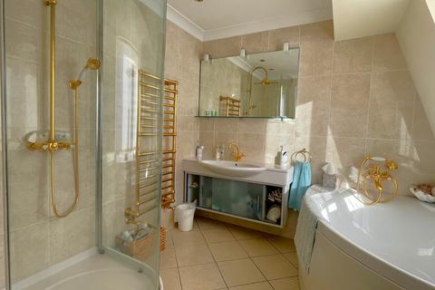 12 Carlton Leas, Folkestone, CT20 2DJ