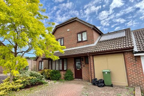 8 Chalk Close, Folkestone, CT19 5TD