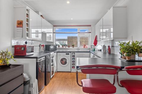 104 Lynwood, Folkestone, CT19 5DD
