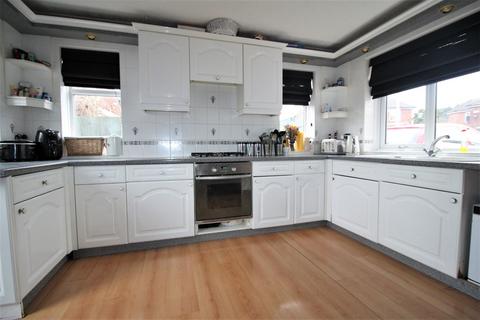 2 Summerfield Close, Waltham, Grimsby, DN37 0NJ