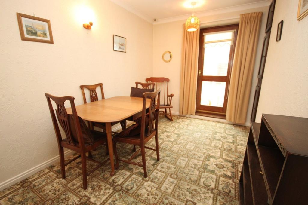 Bedroom 2/ Dining