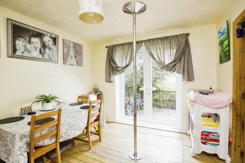 74 Forest Crescent, Halifax, HX2 8DS