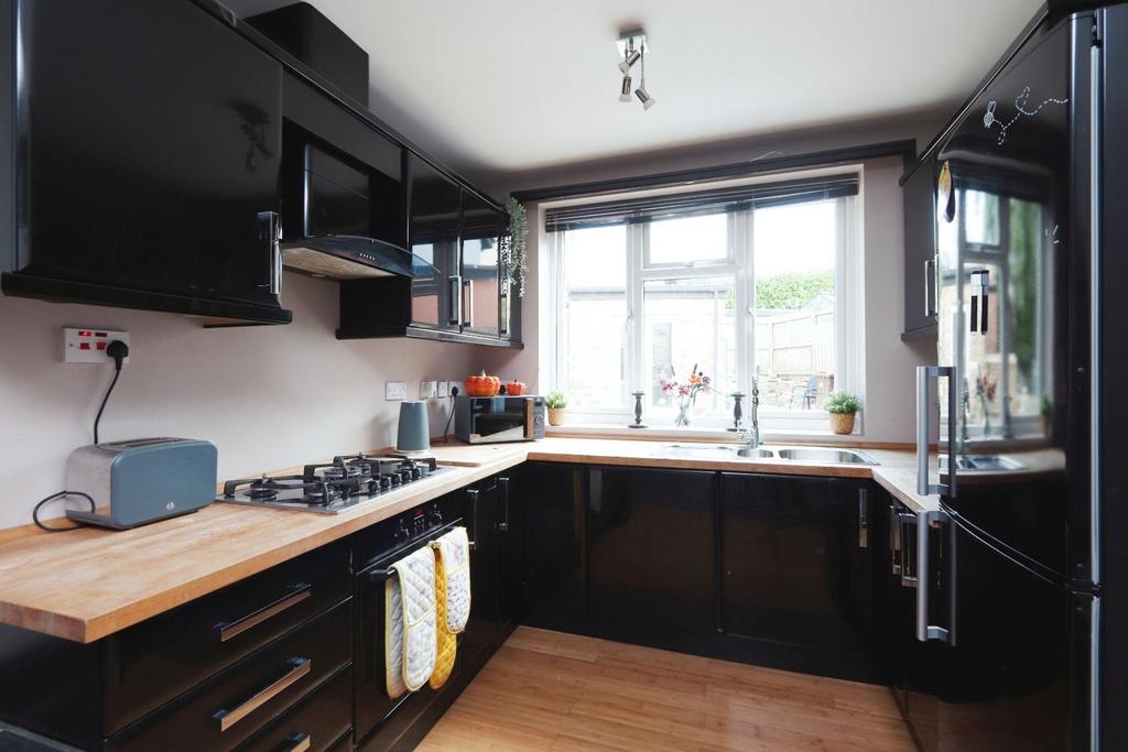 Stannington Road, Sheffield S6 2 bed end of terrace house for sale £