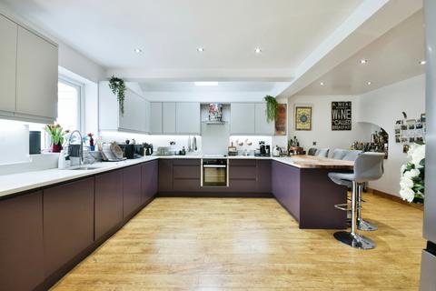 10 Dunkirk Close, Denton, Manchester, M34 2JB