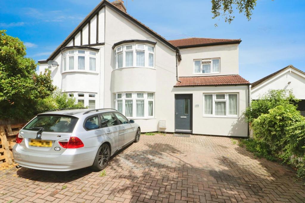5 bedroom semi-detached house for sale in Ilford on OnTheMarket