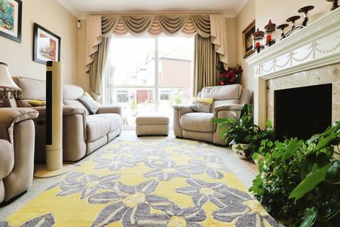 5 bedroom end of terrace house for sale, Longwood Gardens, Ilford IG5