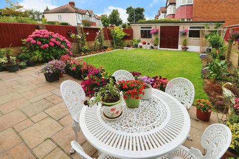 5 bedroom end of terrace house for sale, Longwood Gardens, Ilford IG5