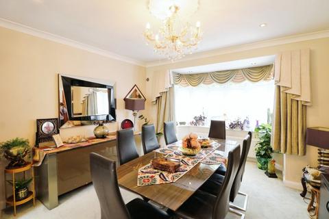 5 bedroom end of terrace house for sale, Longwood Gardens, Ilford IG5