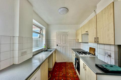 2 bedroom end of terrace house for sale, Kirkstead Avenue, Hull HU8