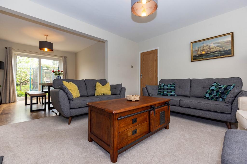 Lounge/Dining Area
