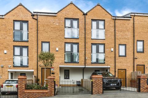 13 Oregon Close, Manchester, M13 9SF