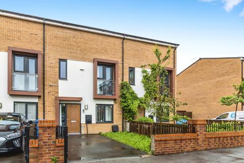 6 Deanwater Close, Manchester, M13 9US