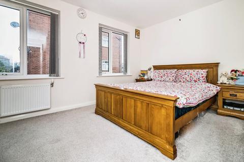 6 Deanwater Close, Manchester, M13 9US