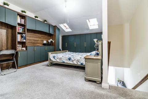 6 Deanwater Close, Manchester, M13 9US