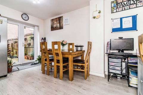 6 Deanwater Close, Manchester, M13 9US