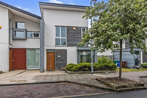 3 bedroom semi-detached house to rent, Lloyd Wright Avenue, Manchester M11
