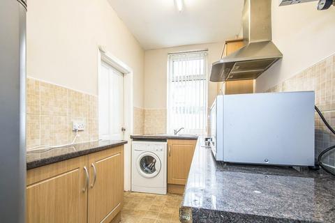 2 bedroom end of terrace house to rent, Asquith Avenue, Leeds LS27