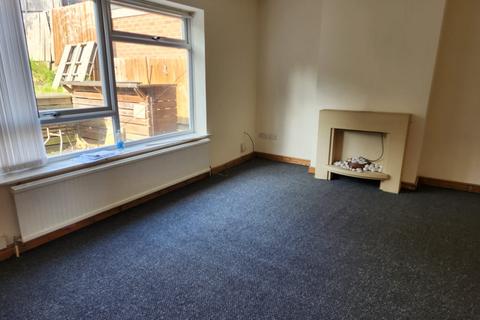 3 bedroom semi-detached house to rent, Mays Avenue, Nottingham NG4