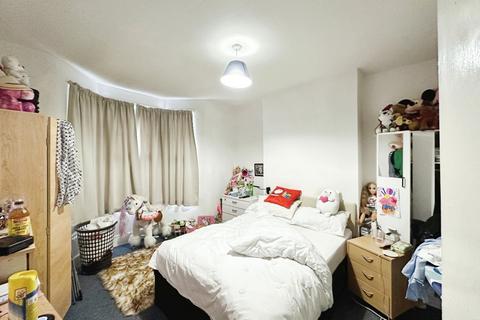 3 bedroom maisonette for sale, Ling Road, London E16