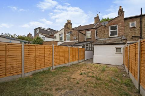 4 bedroom terraced house to rent, Poulett Road, London E6