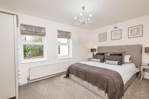 3 bedroom bungalow for sale, Kings Chase, Leeds LS26