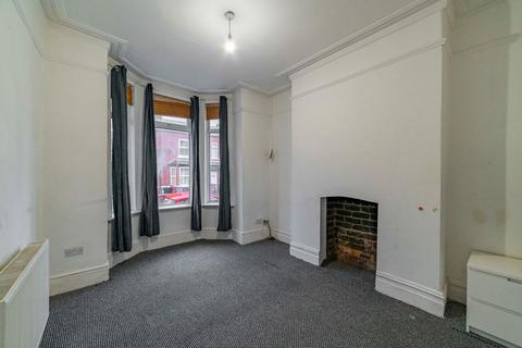 3 bedroom semi-detached house to rent, Kennedy Road, Salford M5