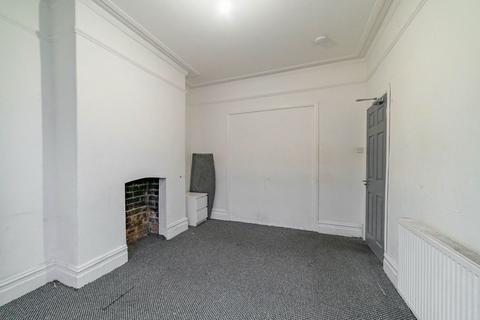 3 bedroom semi-detached house to rent, Kennedy Road, Salford M5