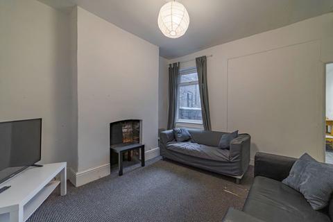 3 bedroom semi-detached house to rent, Kennedy Road, Salford M5
