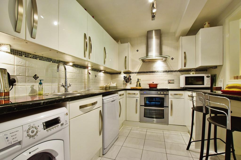 Altrincham Road, Wilmslow SK9 2 bed apartment for sale £284,000