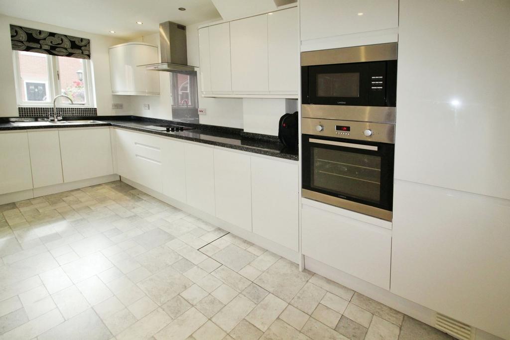 Altrincham Road, Wilmslow SK9 2 bed apartment for sale £299,950