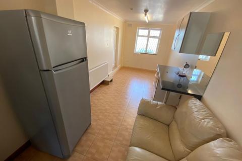 1 bedroom ground floor flat to rent, Brabazon Road, Hounslow, TW5
