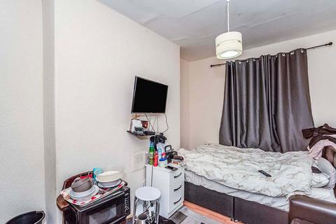 2 bedroom flat for sale, Cardiff House, London SE15