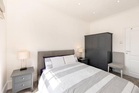 40 Warwick Chambers, London, W8 6EW