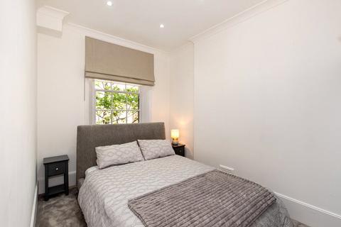 40 Warwick Chambers, London, W8 6EW