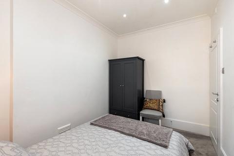 40 Warwick Chambers, London, W8 6EW