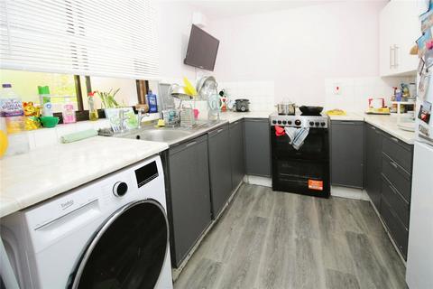 2 bedroom flat for sale, Kingsway Gardens, Hampshire SP10