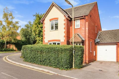 3 bedroom detached house to rent, Cole Close, Hampshire SP10