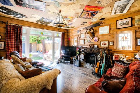 82 Whalebone Grove, Romford, RM6 6BL