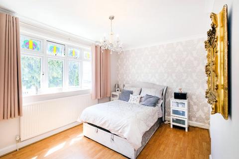 82 Whalebone Grove, Romford, RM6 6BL