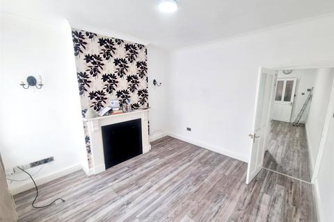3 bedroom terraced house to rent, Warner Place, Leicestershire LE11
