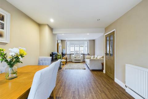 25 Ashvale Gardens, Romford, RM5 3QA